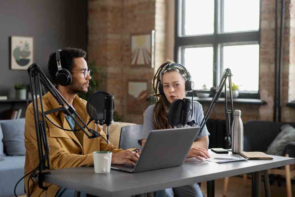 Comment transformer un podcast en 10 contenus courts sans retourner filmer